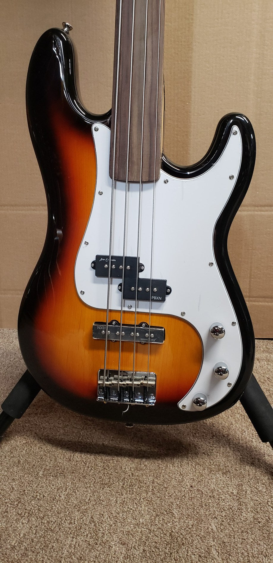 Revelation RPJ-77F 2-Tone Sunburst Fretless Bass