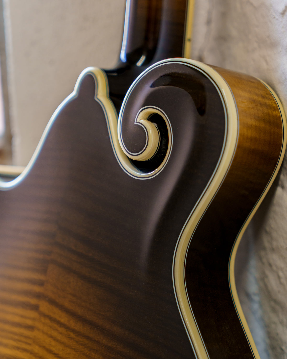 Bourgeois M5F-SB Mandolin w/ Hardshell Case – Sunburst