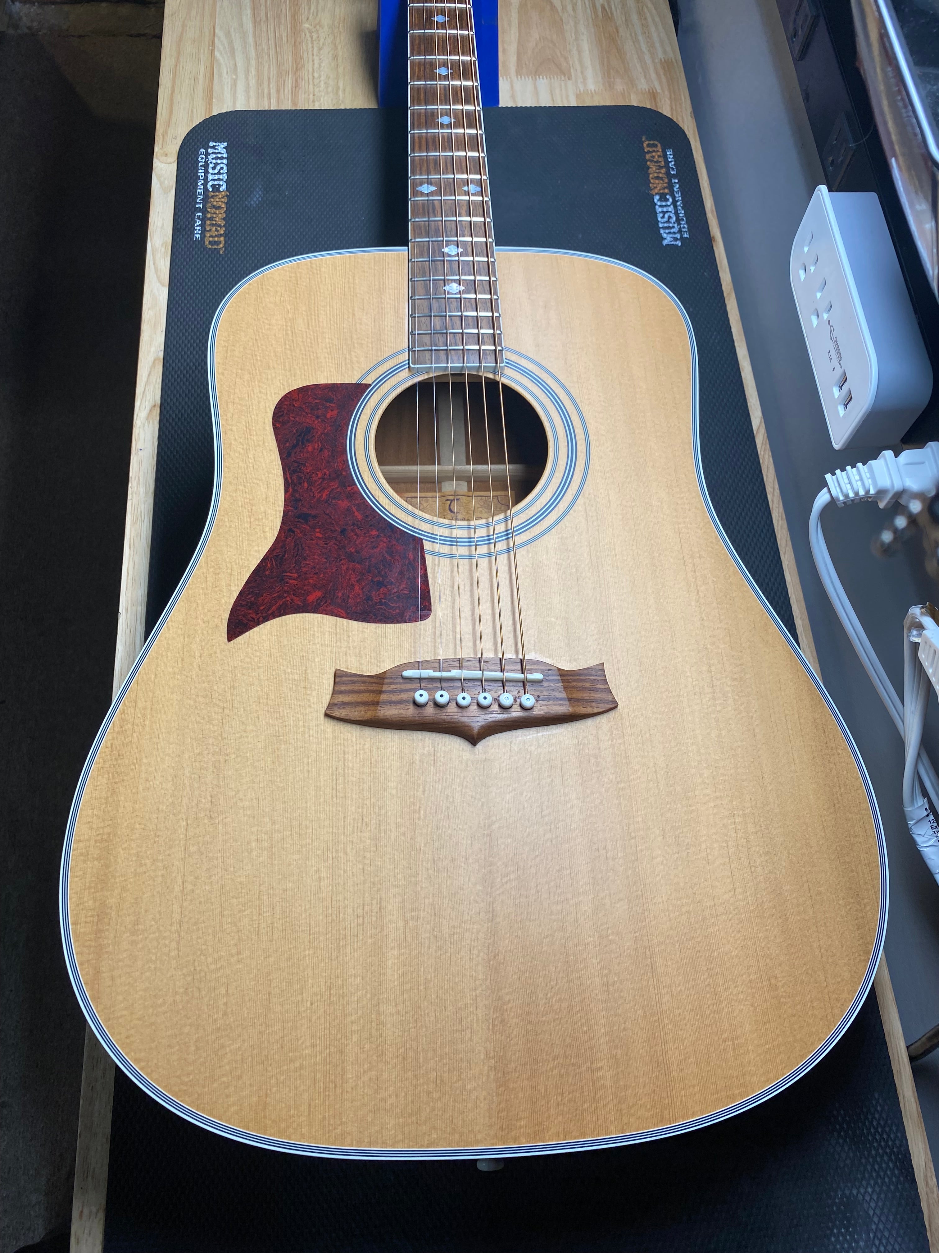 Tanglewood left handed 2024 acoustic guitar