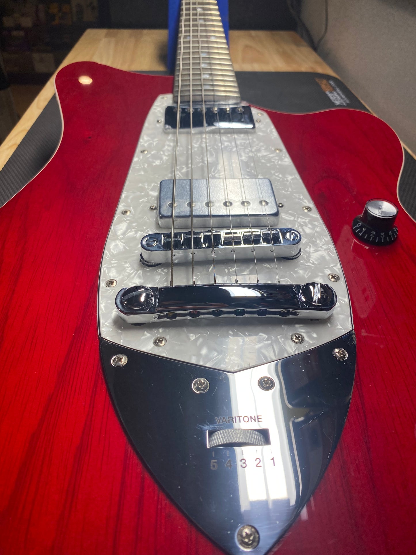 Tagima Jet Blues Rocker Deep Red Electric Guitar Hardware