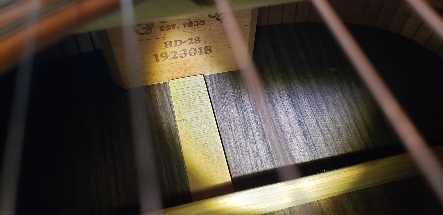 Martin Standard Series HD-28 Left Handed - Excellent